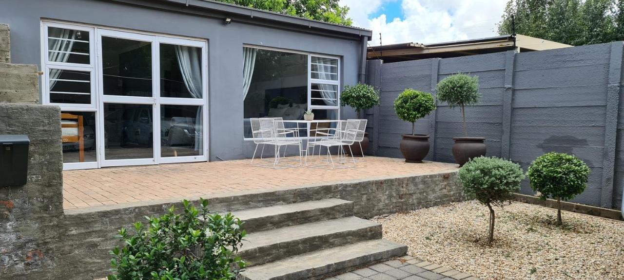 Emmaus Apartment Bloemfontein Bagian luar foto