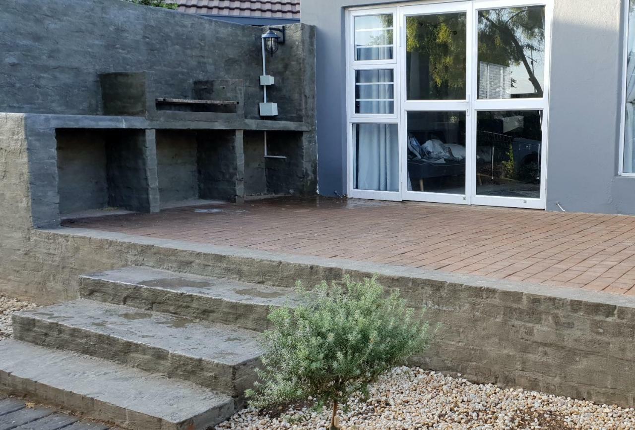 Emmaus Apartment Bloemfontein Bagian luar foto